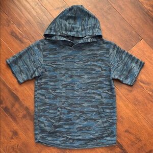 Boys blue and gray camouflage style print hooded short sleeve shirt